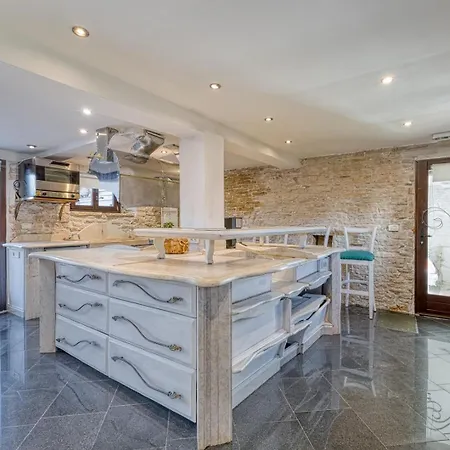 Golden Roots Estate Pazin